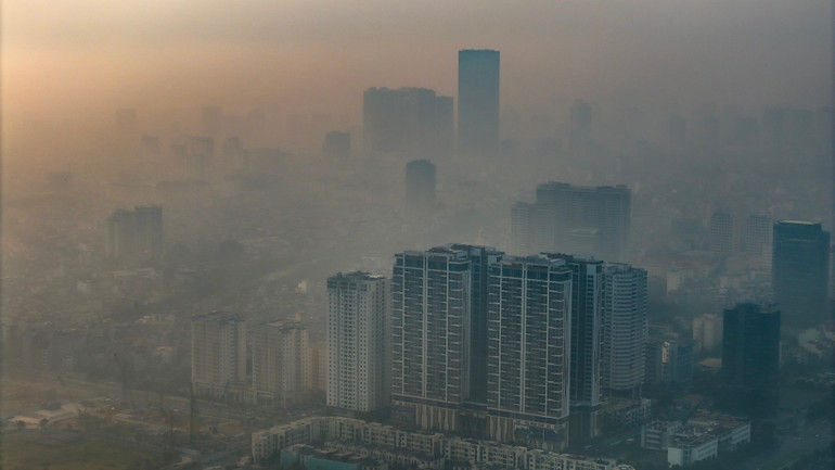 Thành phố Hà Nội chìm trong sương mù ô nhiễm sáng 9/10. (Ảnh: Hoài Nam)