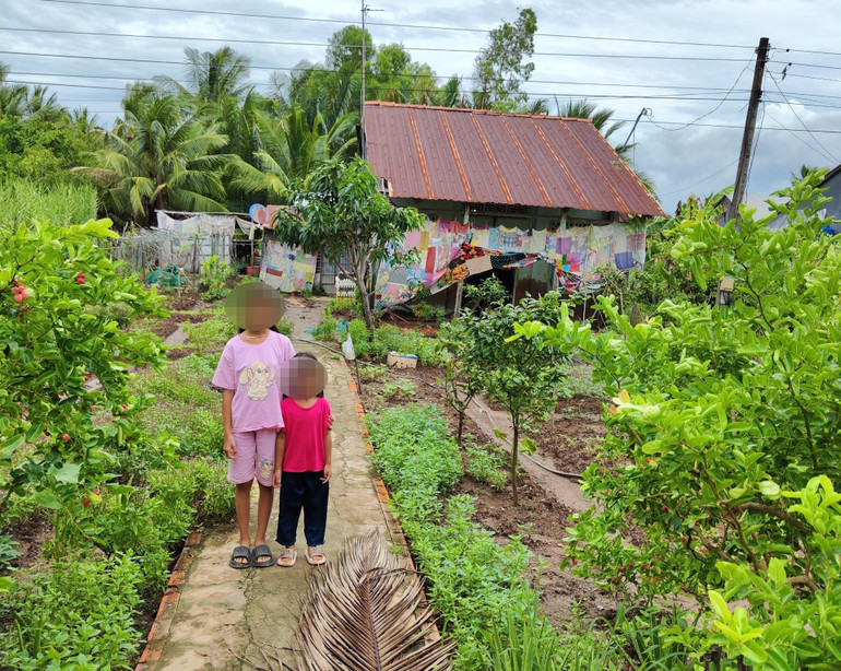 Đường tới trường của các em nhỏ bớt gập ghềnh hơn nhờ Quỹ học bổng Bông hồng nhỏ.