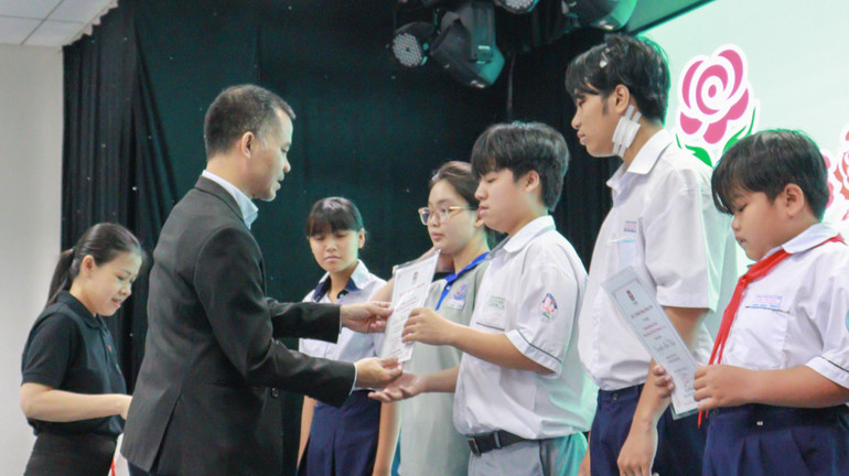 Tính tới nay, Quỹ từ thiện Bông hồng nhỏ đã trao tặng hơn 1.000 suất học bổng đến tay các em học sinh trên địa bàn 29 tỉnh, thành của cả nước.