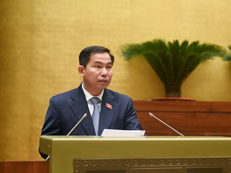 Chủ nhiệm Ủy ban Tài chính, Ngân sách của Quốc hội Lê Quang Mạnh trình bày báo cáo. (ẢNH: DUY LINH) Chủ nhiệm Ủy ban Tài chính, Ngân sách của Quốc hội Lê Quang Mạnh trình bày báo cáo. (ẢNH: DUY LINH)