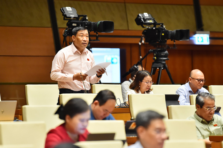 Đại biểu Thạch Phước Bình (đoàn Trà Vinh) nêu quan điểm: Cần tổ chức khảo sát, lấy ý kiến sâu hơn về quy định liên quan đến dao có tính sát thương cao. (Ảnh: THỦY NGUYÊN)