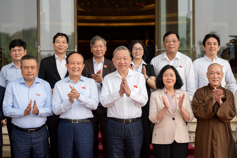 Tổng Bí thư Tô Lâm chụp ảnh lưu niệm cùng các đại biểu thuộc Đoàn Đại biểu Quốc hội thành phố Hà Nội.