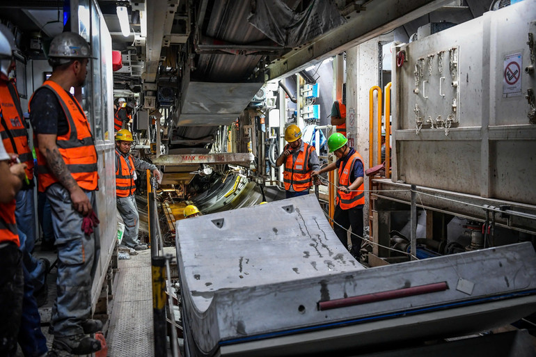 Về quy trình, mỗi khi đào được 1,5m, TBM sẽ dừng lại để lắp vỏ hầm. Lúc này, cánh tay robot hiện đại sẽ tiến hành lắp ráp.