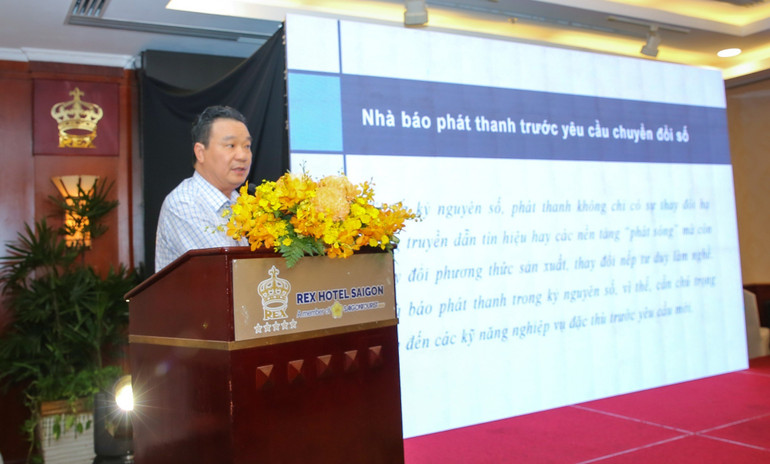 ThS Phan Văn Tú, Chủ nhiệm bộ môn Báo chí, Khoa Báo chí tuyên truyền, Đại học học xã hội và nhân văn Thành phố Hồ Chí Minh cho rằng, phát thanh trong kỷ nguyên số không chỉ là sự thay đổi hạ tầng truyền dẫn hay các nền tảng phát sóng mà còn là sự thay đổi phương thức sản xuất, thay đổi nếp tư duy làm nghề.