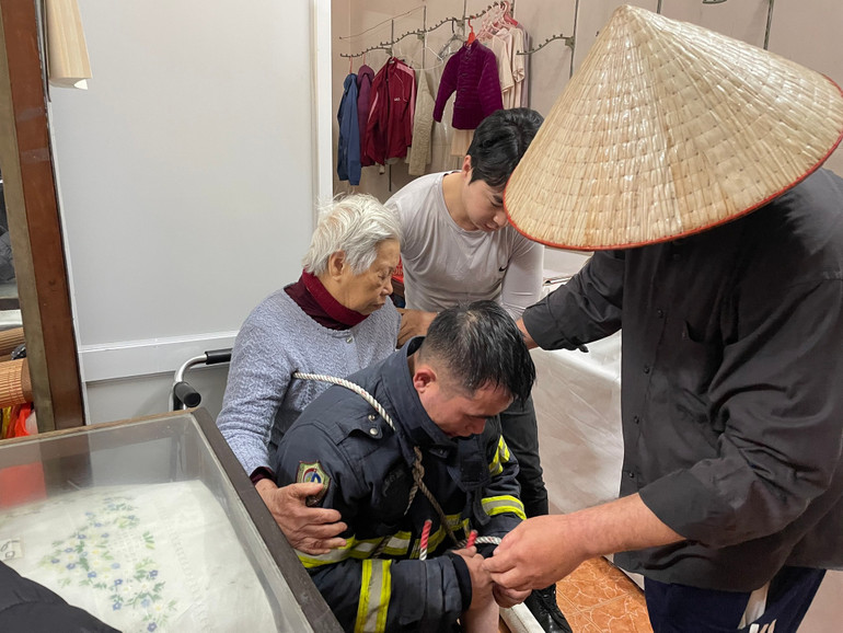 Một chiến sĩ phòng cháy, chữa cháy mệt mỏi sau khi làm nhiệm vụ.