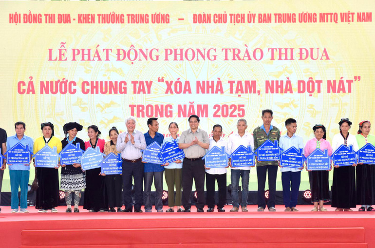 Thủ tướng Phạm Minh Chính và đồng chí Đỗ Văn Chiến trao kinh phí hỗ trợ xoá nhà tạm, nhà dột nát cho các hộ dân trên địa bàn huyện Đà Bắc. (Ảnh: Trần Hải)