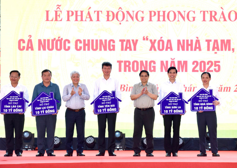Thủ tướng Phạm Minh Chính và đồng chí Đỗ Văn Chiến trao kinh phí hỗ trợ xoá nhà tạm, nhà dột nát cho 5 tỉnh Tây Bắc. (Ảnh: Trần Hải)