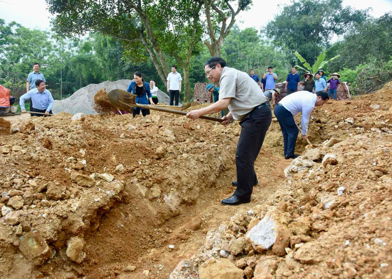 Thủ tướng Phạm Minh Chính tham gia khởi công xây nhà mới cho gia đình ông Xa Văn Vọng, ở xã Cao Sơn, huyện Đà Bắc.