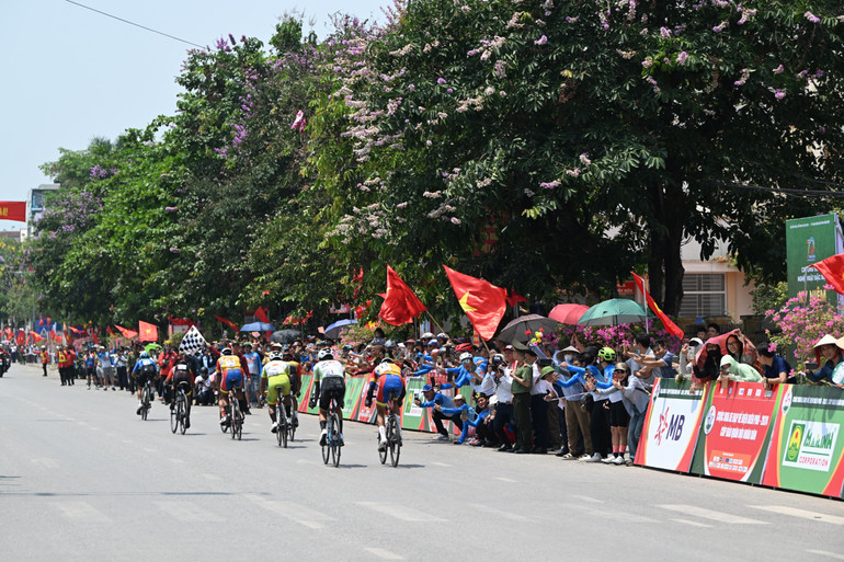 Không khí cuồng nhiệt tại thành phố Điện Biên Phủ khi đoàn đua về đích.