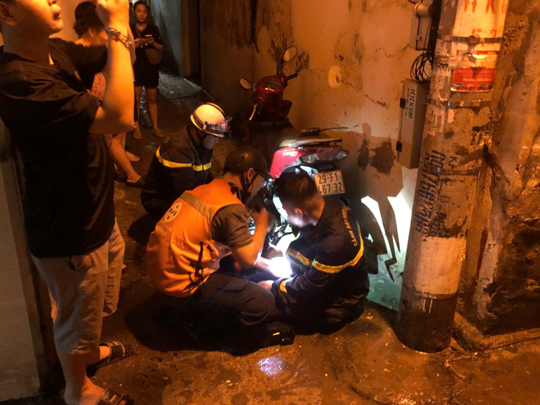 Tại hiện trường, theo ghi nhận của phóng viên, rất đông người hiếu kỳ đã tập trung; đồng thời có chiến sĩ bị ngạt khói đang được chăm sóc phía bên ngoài.