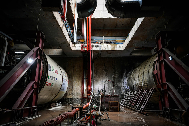 Bên trái là robot TBM2 dự kiến sẽ bắt đầu đào hầm vào trung tuần tháng 9. Bên phải là khu vực hầm đang được TBM1 đào, hiện đã đạt độ dài 150m.