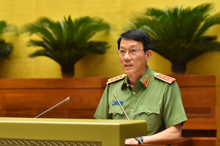 Thượng tướng Lương Tam Quang trình Tờ trình dự án Luật Phòng, chống mua bán người (sửa đổi). (Ảnh: THỦY NGUYÊN) Thượng tướng Lương Tam Quang trình Tờ trình dự án Luật Phòng, chống mua bán người (sửa đổi). (Ảnh: THỦY NGUYÊN)