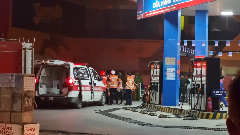 Xe cứu thương túc trực bên ngoài hiện trường. Xe cứu thương túc trực bên ngoài hiện trường.