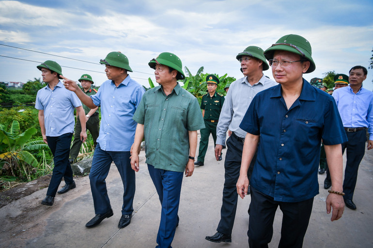 Phó Thủ tướng đề nghị tỉnh Quảng Ninh khởi động mọi lực lượng, chỉ đạo tập trung, thông tin liên lạc thông suốt, chuẩn bị mọi kịch bản có thể xảy ra, không để bị động, bất ngờ, dù trong tình huống nghiêm trọng nhất. (Ảnh: Thành Đạt)