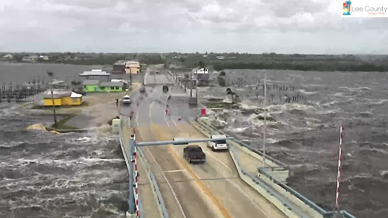 Trong ảnh chụp màn hình từ video này, Cầu Matlacha tại Florida bị sóng biển tràn qua. (Ảnh: ABC News)