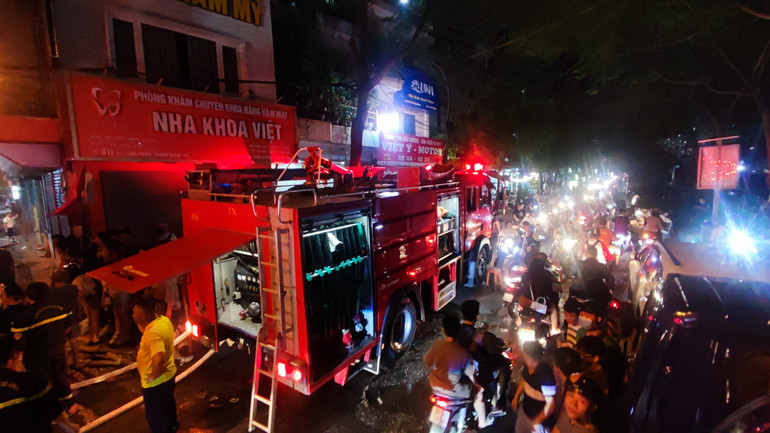 Xe cứu hỏa dẫn nước vào khu vực hiện trường.