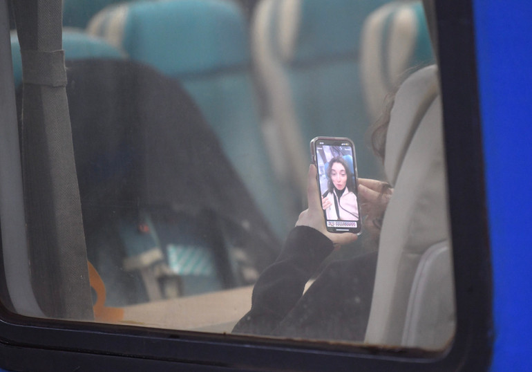 Tranh thủ gọi về nhà trước khi chuyến tàu xuyên Giao thừa xuất phát. Tranh thủ gọi về nhà trước khi chuyến tàu xuyên Giao thừa xuất phát.