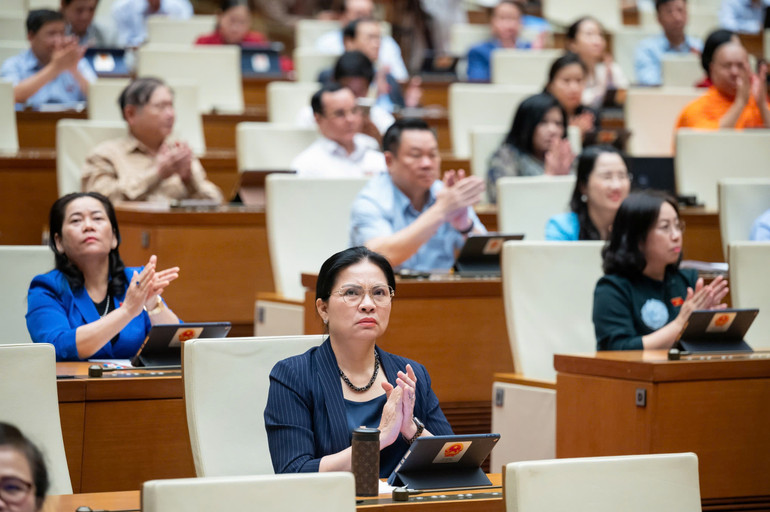 Quang cảnh phiên họp chiều 23/11.