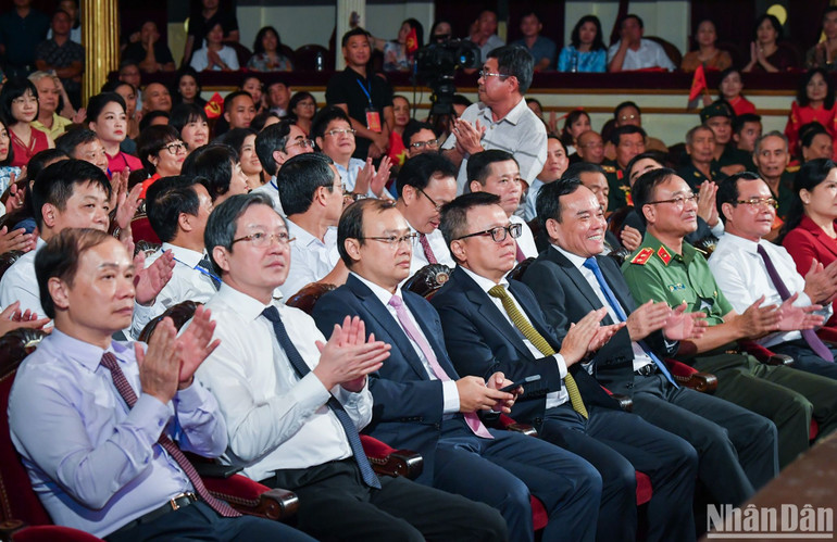 Các đồng chí lãnh đạo Đảng, Nhà nước cùng các đại biểu tham dự chương trình nghệ thuật chính luận Sao Độc lập năm 2024.