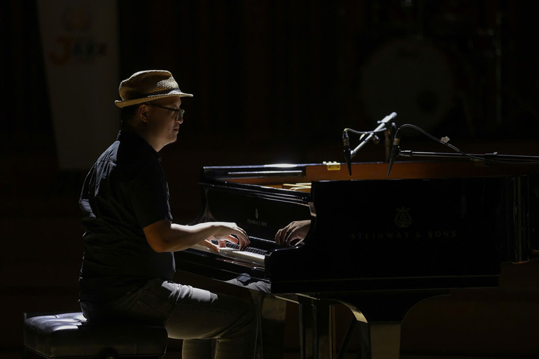 Nghệ sĩ Piano Tuấn Nam háo hức với đêm diễn của 4 cô gái tứ tấu đàn dây.