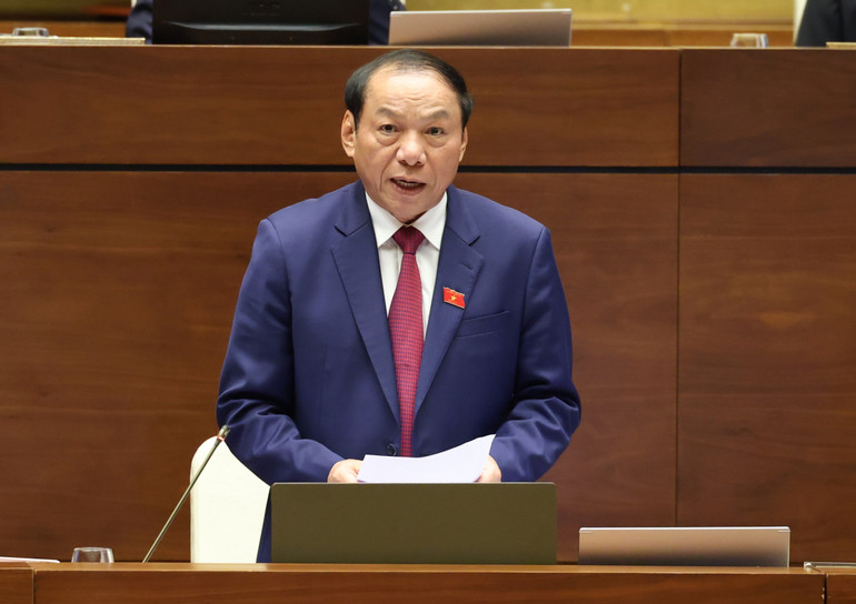 Bộ trưởng Văn hóa, Thể thao và Du lịch Nguyễn Văn Hùng trả lời chất vấn của các đại biểu. (ẢNH: DUY LINH)