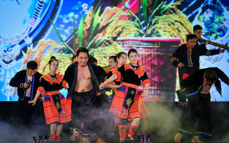 Các nghệ sĩ thể hiện màn trình diễn đặc sắc với tác phẩm Phiên chợ vùng cao. Các nghệ sĩ thể hiện màn trình diễn đặc sắc với tác phẩm Phiên chợ vùng cao.