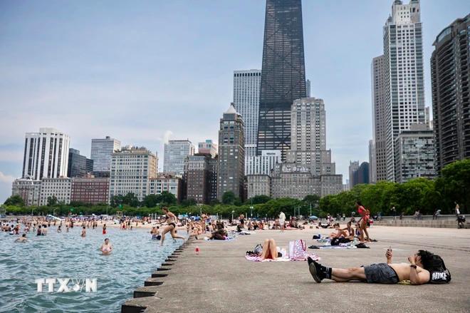 Người dân tránh nóng bên hồ tại Chicago, Mỹ, ngày 17/6/2024. (Ảnh: THX/TTXVN)