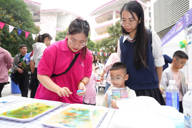 Nghệ thuật "thủy ấn họa” - vẽ tranh trên nước mới lạ, đặc sắc