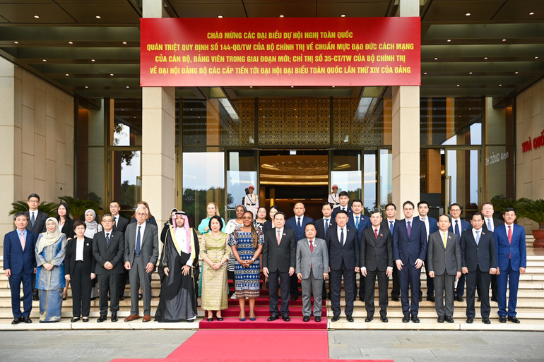 Chủ tịch Quốc hội Trần Thanh Mẫn chụp ảnh lưu niệm với các đại biểu tại cuộc tiếp.