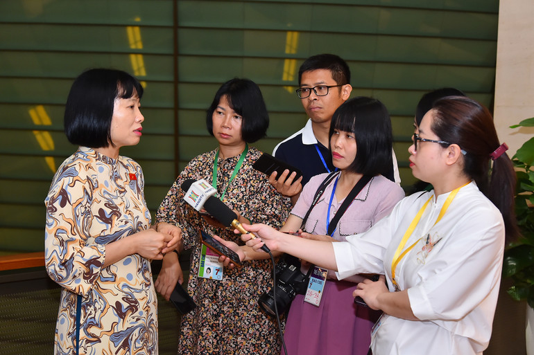 Đại biểu Nguyễn Thị Việt Nga (Đoàn tỉnh Hải Dương) khẳng định cần làm rõ trách nhiệm của nhà trường trong vụ việc đau lòng tại Thái Bình tối 29/5 vừa qua. (Ảnh: THỦY NGUYÊN)