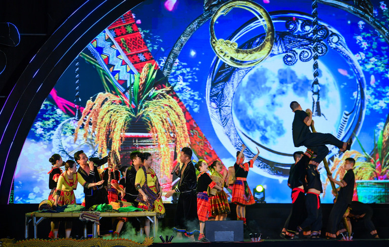 Các nghệ sĩ thể hiện màn trình diễn đặc sắc với tác phẩm Phiên chợ vùng cao. Các nghệ sĩ thể hiện màn trình diễn đặc sắc với tác phẩm Phiên chợ vùng cao.