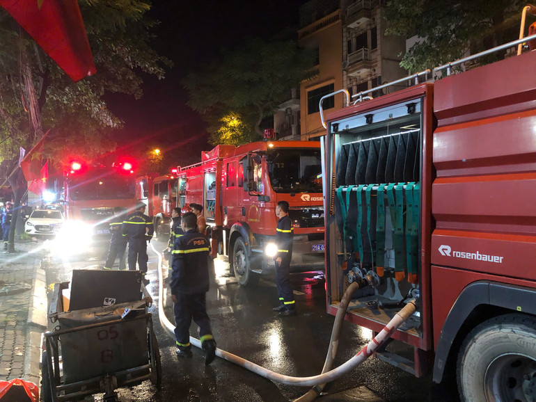 Ngay sau khi nhận được tin báo, lực lượng Phòng cháy, chữa cháy và cứu nạn, cứu hộ công an quận Tây Hồ đã có mặt tại hiện trường để tổ chức chữa cháy. Có 6 xe cứu hỏa và nhiều cán bộ chiến sỹ đã có mặt tổ chức dập lửa.