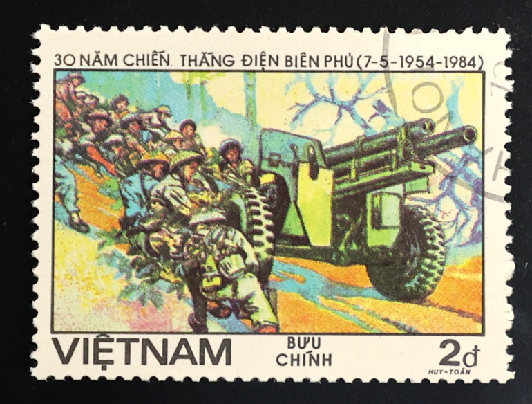 Mẫu tem 1488 thể hiện cảnh kéo pháo huyền thoại. So với bộ tem kỷ niệm 10 năm, thiết kế lần này rõ nét hơn. Tem nằm trong bộ sưu tập cá nhân của nhà sưu tập Lê Hùng (Hà Nội).