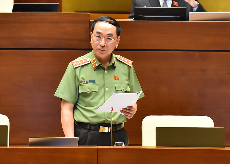 Thượng tướng Trần Quốc Tỏ, Thứ trưởng điều hành Bộ Công an đã báo cáo tiếp thu, giải trình về một số nội dung còn có ý kiến khác nhau có liên quan đến dự thảo Luật Quản lý, sử dụng vũ khí, vật liệu nổ và công cụ hỗ trợ (sửa đổi) tại phiên họp sáng 3/6. (Ảnh: THỦY NGUYÊN) Thượng tướng Trần Quốc Tỏ, Thứ trưởng điều hành Bộ Công an đã báo cáo tiếp thu, giải trình về một số nội dung còn có ý kiến khác nhau có liên quan đến dự thảo Luật Quản lý, sử dụng vũ khí, vật liệu nổ và công cụ hỗ trợ (sửa đổi) tại phiên họp sáng 3/6. (Ảnh: THỦY NGUYÊN)