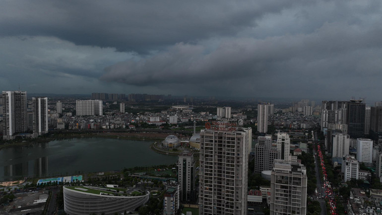 Cơn mưa lớn khiến bầu trời Hà Nội trở nên mù mịt. (Ảnh: Hà Thành)