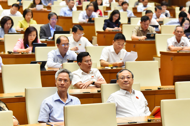 Quang cảnh phiên họp sáng 21/5. (Ảnh: THỦY NGUYÊN)