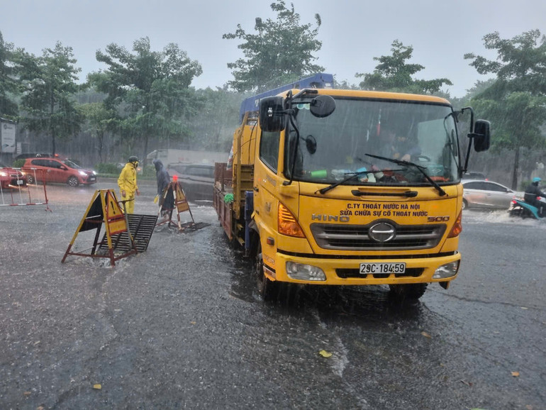 Mưa khiến một số tuyến phố Hà Nội ngập úng nhẹ.