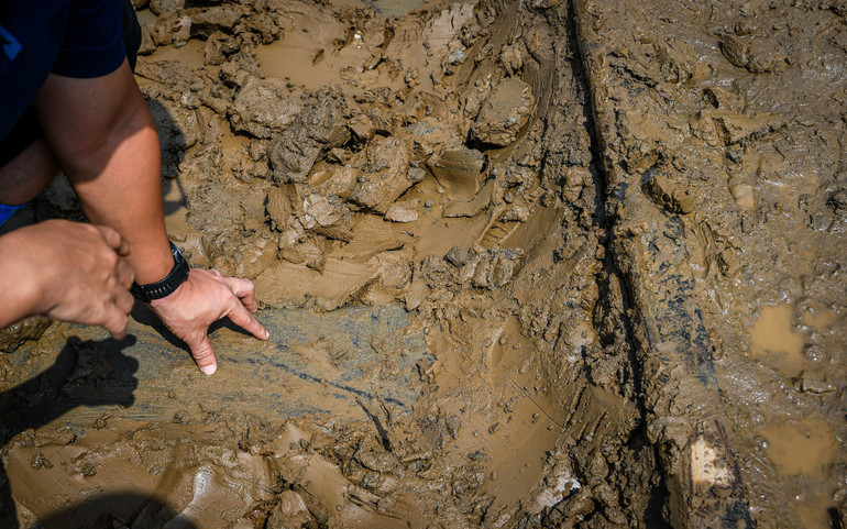 Sau 2 ngày nỗ lực, hàng nghìn mét khối bùn đất đã được hót dọn khỏi đường ray tuyến Yên Viên - Lào Cai. Trong ảnh, có thể thấy phần vẹt tàu tại Trấn Yên, Yên Bái đã được lộ ra.