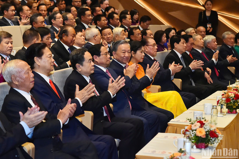 Các đồng chí lãnh đạo, nguyên lãnh đạo Đảng và Nhà nước tham dự Lễ Kỷ niệm. (Ảnh: THỦY NGUYÊN)