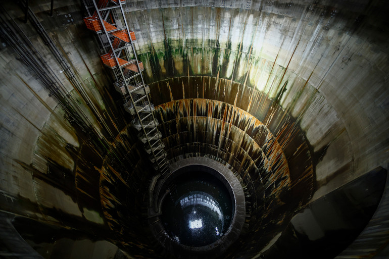 Một trong 5 miệng giếng bê-tông khổng lồ của hệ thống thoát nước. (Ảnh: Reuters)