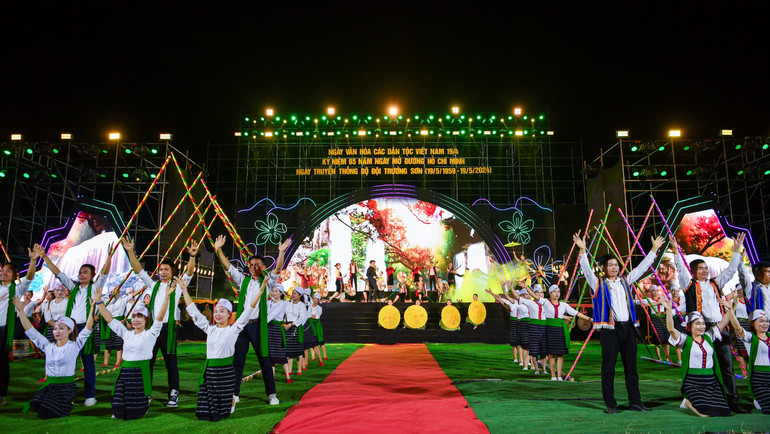 Màn dân vũ với chủ đề Hương sắc miền Tây mở màn cho lễ bế mạc. Màn dân vũ với chủ đề Hương sắc miền Tây mở màn cho lễ bế mạc.