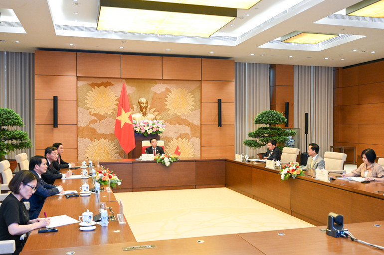 Quang cảnh cuộc điện đàm giữa Chủ tịch Quốc hội Vương Đình Huệ với Chủ tịch Thượng viện Campuchia Samdech Techo Hun Sen. (Ảnh: DUY LINH) Quang cảnh cuộc điện đàm giữa Chủ tịch Quốc hội Vương Đình Huệ với Chủ tịch Thượng viện Campuchia Samdech Techo Hun Sen. (Ảnh: DUY LINH)