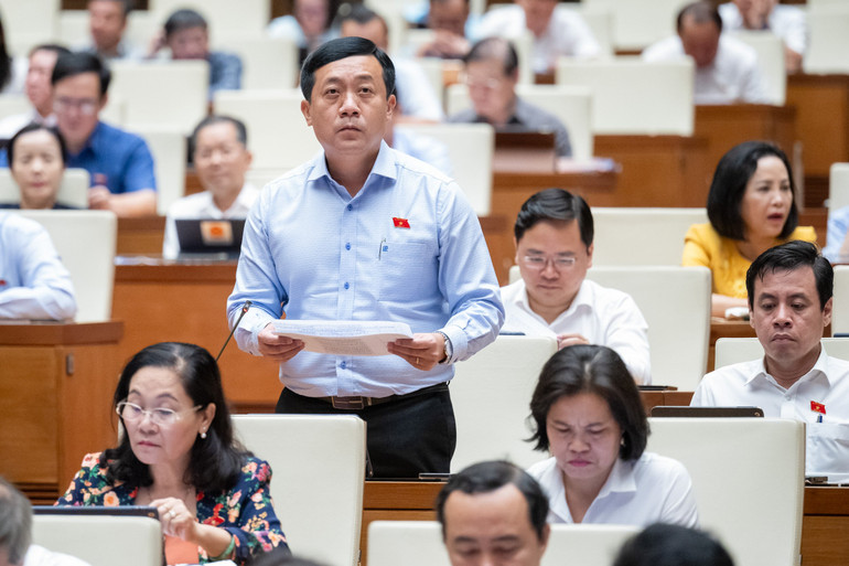 Đại biểu Hà Phước Thắng nêu quan điểm về sự cần thiết phải bổ sung cho phép khai thác, sử dụng gầm cầu làm bãi đỗ xe. (Ảnh: THỦY NGUYÊN).