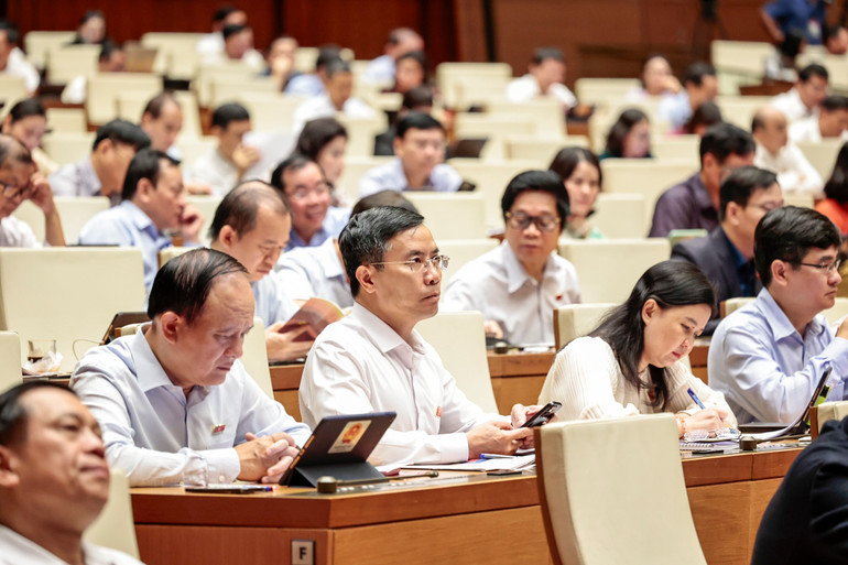 Quang cảnh phiên họp sáng 27/6. (Ảnh: DUY LINH)