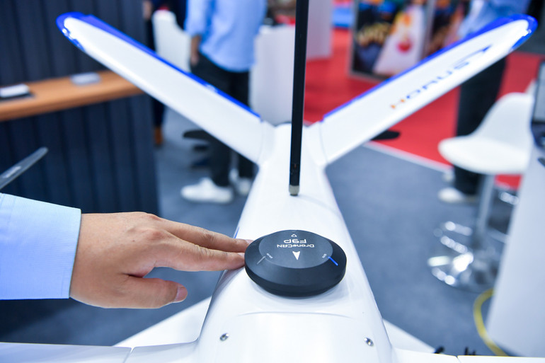 Trên phần thân của các thiết bị "họ" HORUS được gắn theo một thiết bị GPS với độ chính xác cực cao. Đây là thiết bị giúp cho chiếc UAV của HTI hoạt động chính xác, đồng thời phục vụ đắc lực các nhiệm vụ cứu hộ, cứu nạn hay trinh sát, giám sát cụ thể trong thực tế. Trên phần thân của các thiết bị "họ" HORUS được gắn theo một thiết bị GPS với độ chính xác cực cao. Đây là thiết bị giúp cho chiếc UAV của HTI hoạt động chính xác, đồng thời phục vụ đắc lực các nhiệm vụ cứu hộ, cứu nạn hay trinh sát, giám sát cụ thể trong thực tế.