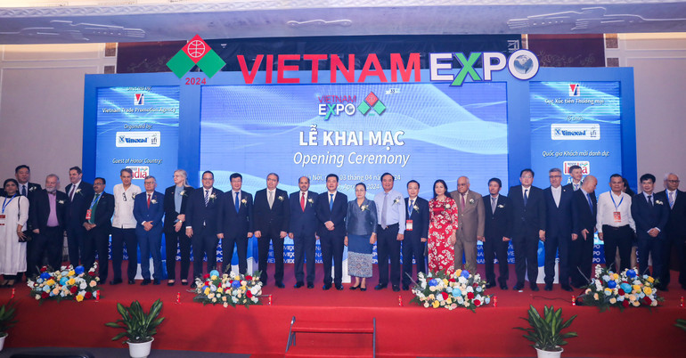 Các đại biểu chụp ảnh lưu niệm tại lễ khai mạc.