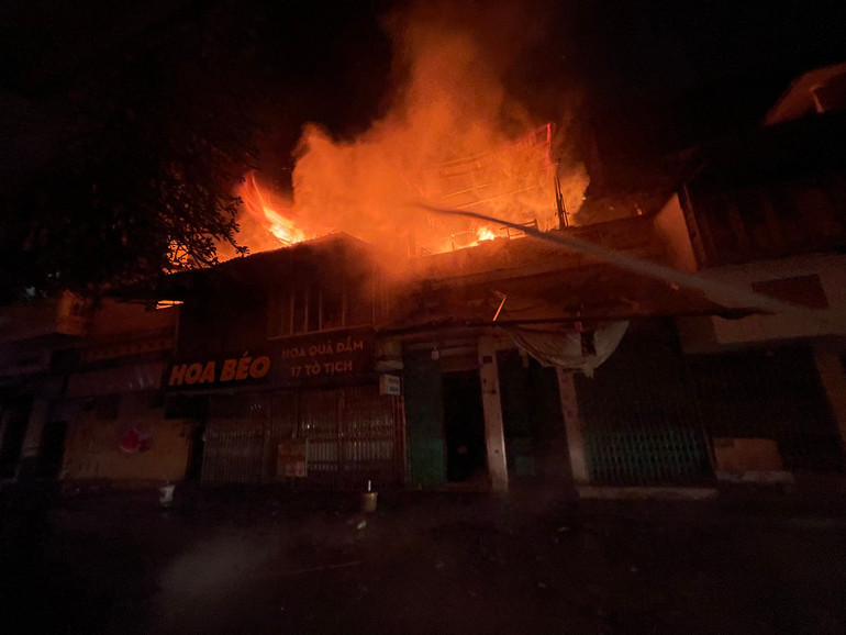 Cảnh sát tiến hành phun nước từ xa để khống chế hỏa hoạn.