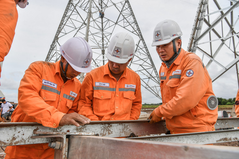 Luật Điện lực (sửa đổi) vừa được thông qua tại Kỳ họp thứ 8, Quốc hội khóa X không chỉ tạo cơ sở pháp lý quan trọng để triển khai các dự án điện mà còn gỡ điểm nghẽn về giao dịch mua bán điện.