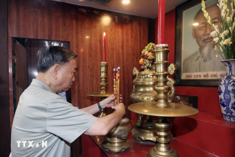 Chủ tịch nước Tô Lâm cùng đoàn công tác dâng hương tưởng nhớ Chủ tịch Hồ Chí Minh.