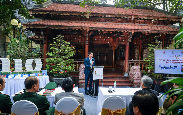 Quang cảnh buổi toạ đàm. Quang cảnh buổi toạ đàm.